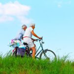 Rentner, mit Schüßler salzen fit im Alter, Rentner-Paar auf Fahrrädern bei einer Radtour,