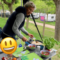 Frau, die beim Campen essen macht