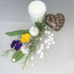 Entspannung für Kiefer & Körper, Schüßler Salze dekorativ mit Blüten und Kräutern auf einem Tisch